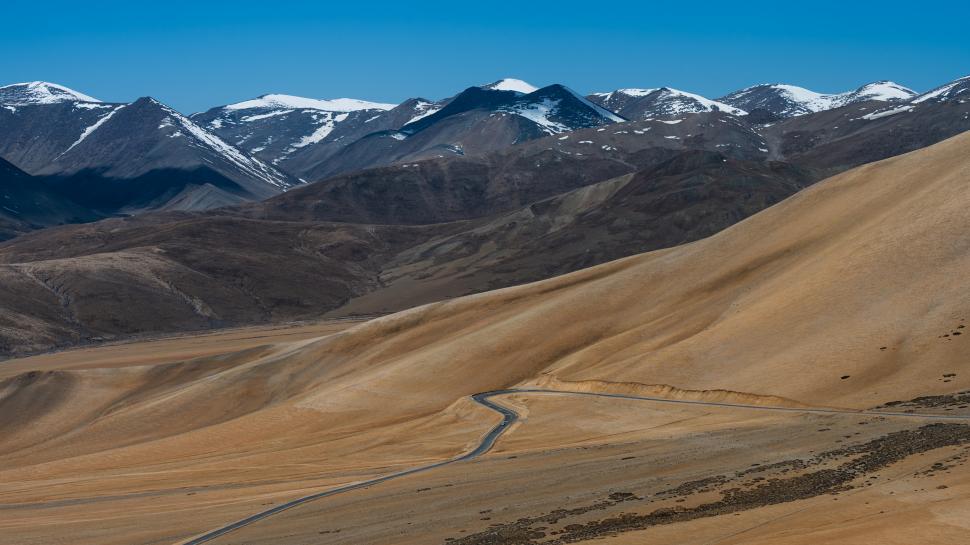 China construiește „Inelul de Aur”. Este o buclă rutieră de peste 25.000 km, cât două treimi din circumferința Pământului 1097174