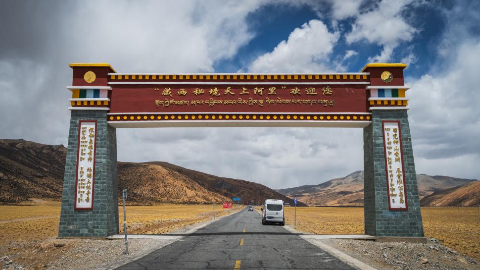China construiește „Inelul de Aur”. Este o buclă rutieră de peste 25.000 km, cât două treimi din circumferința Pământului 1097177