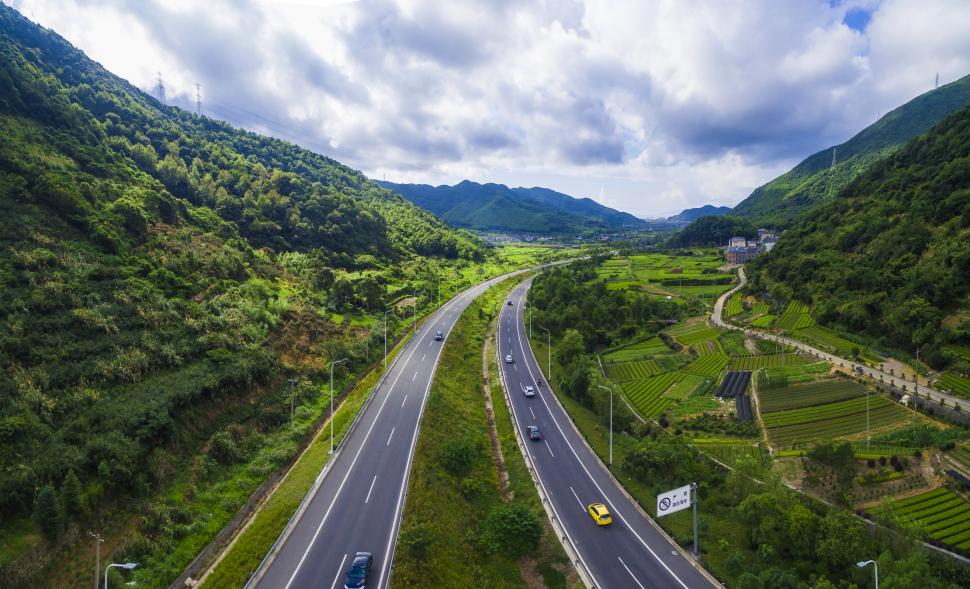 China construiește „Inelul de Aur”. Este o buclă rutieră de peste 25.000 km, cât două treimi din circumferința Pământului 1097178