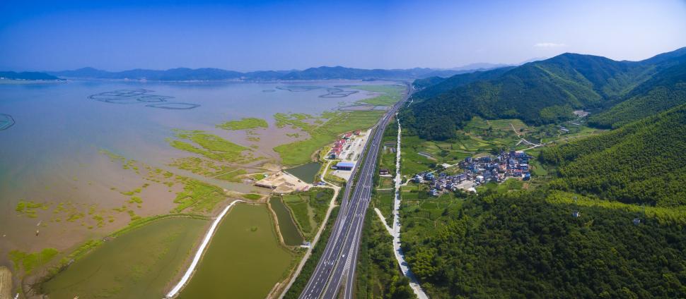 China construiește „Inelul de Aur”. Este o buclă rutieră de peste 25.000 km, cât două treimi din circumferința Pământului 1097179