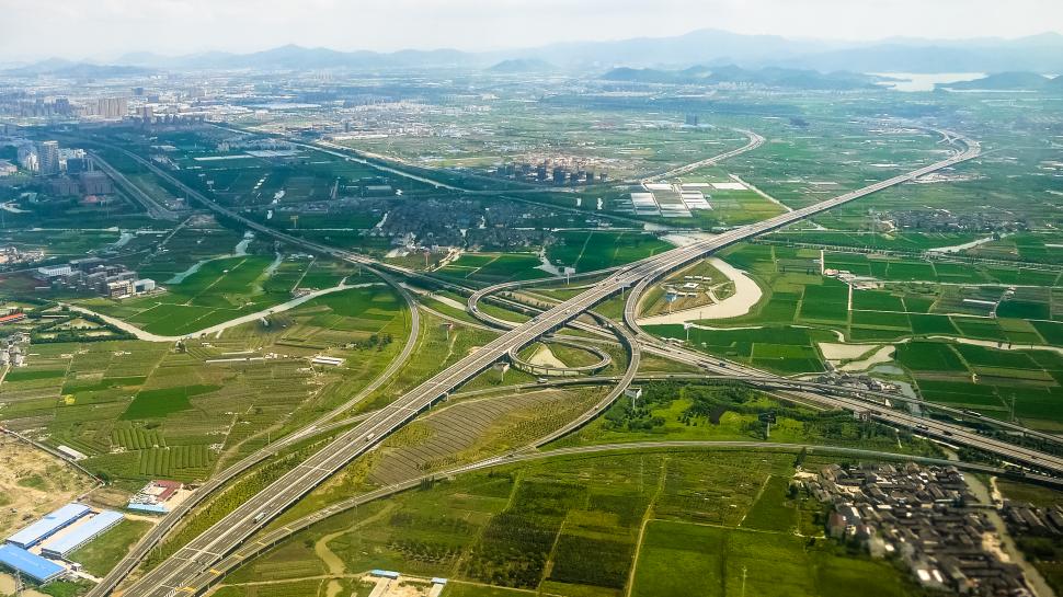 China construiește „Inelul de Aur”. Este o buclă rutieră de peste 25.000 km, cât două treimi din circumferința Pământului 1097180