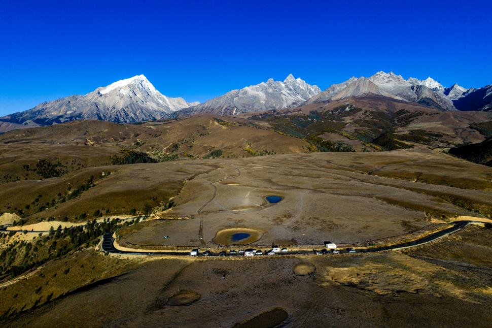 China construiește „Inelul de Aur”. Este o buclă rutieră de peste 25.000 km, cât două treimi din circumferința Pământului 1097183