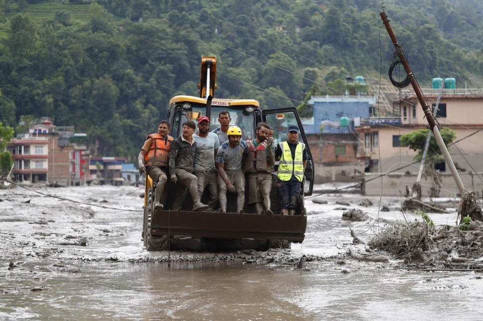 De ce refuză Nepalul ajutorul echipelor străine de salvare. Numărul morților a ajuns la 626, sute de victime nu mai pot fi identificate 1097213