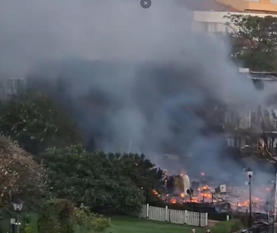 Incendiu puternic într-o stațiune din Bulgaria. Flăcările și fumul dens s-au extins, turiștii din hotelurile din zonă au fost evacuați 1097265