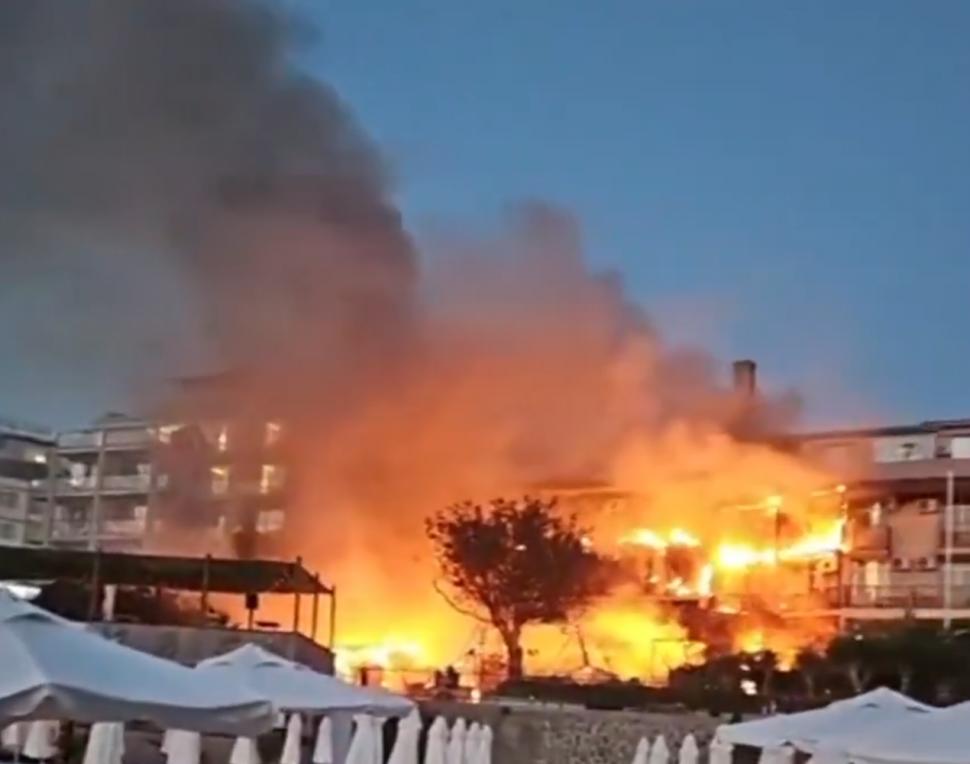 Incendiu puternic într-o stațiune din Bulgaria. Flăcările și fumul dens s-au extins, turiștii din hotelurile din zonă au fost evacuați 1097266