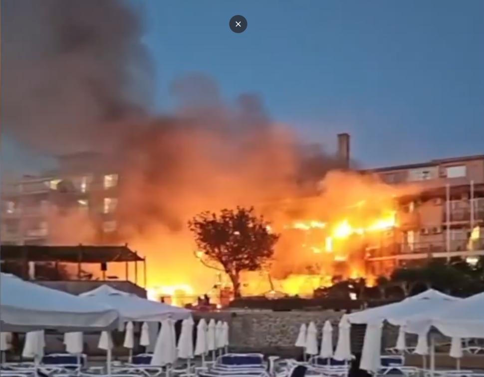 Incendiu puternic într-o stațiune din Bulgaria. Flăcările și fumul dens s-au extins, turiștii din hotelurile din zonă au fost evacuați 1097267