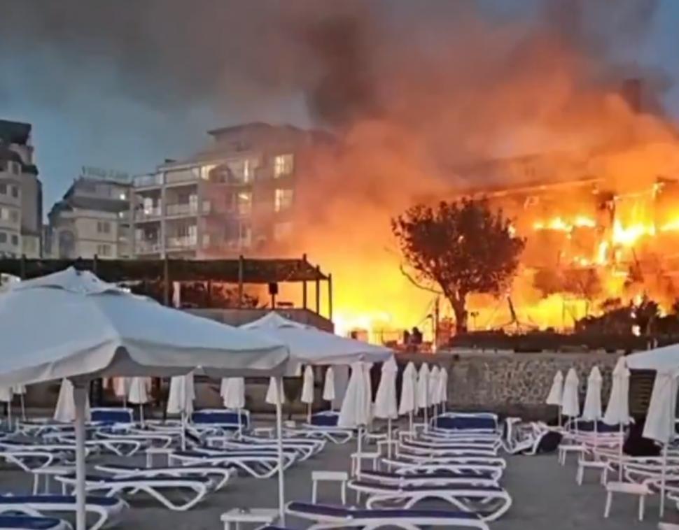 Incendiu puternic într-o stațiune din Bulgaria. Flăcările și fumul dens s-au extins, turiștii din hotelurile din zonă au fost evacuați 1097268