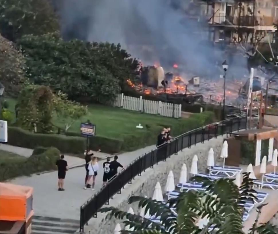 Incendiu puternic într-o stațiune din Bulgaria. Flăcările și fumul dens s-au extins, turiștii din hotelurile din zonă au fost evacuați 1097269