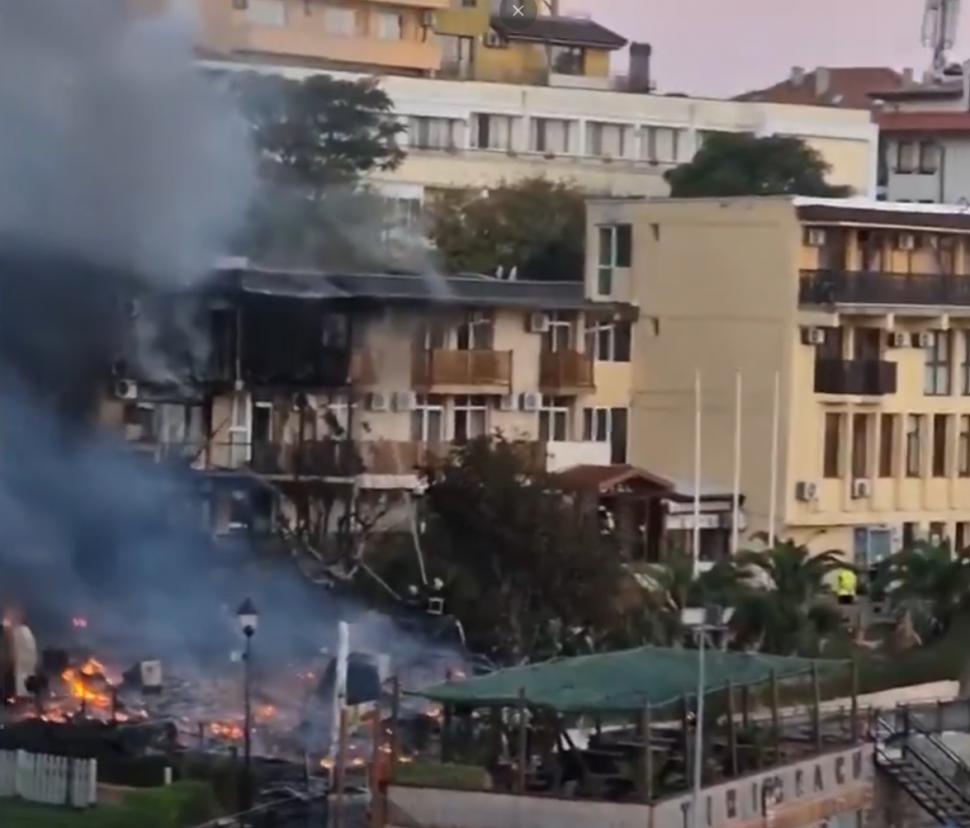Incendiu puternic într-o stațiune din Bulgaria. Flăcările și fumul dens s-au extins, turiștii din hotelurile din zonă au fost evacuați 1097270