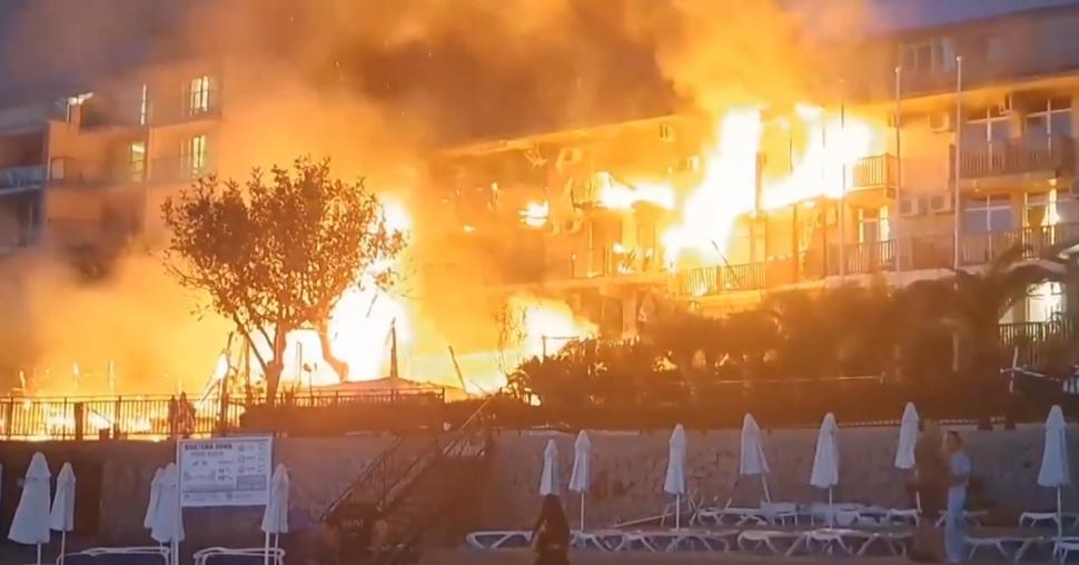Incendiu puternic într-o stațiune din Bulgaria. Flăcările și fumul dens s-au extins, turiștii din hotelurile din zonă au fost evacuați 1097271