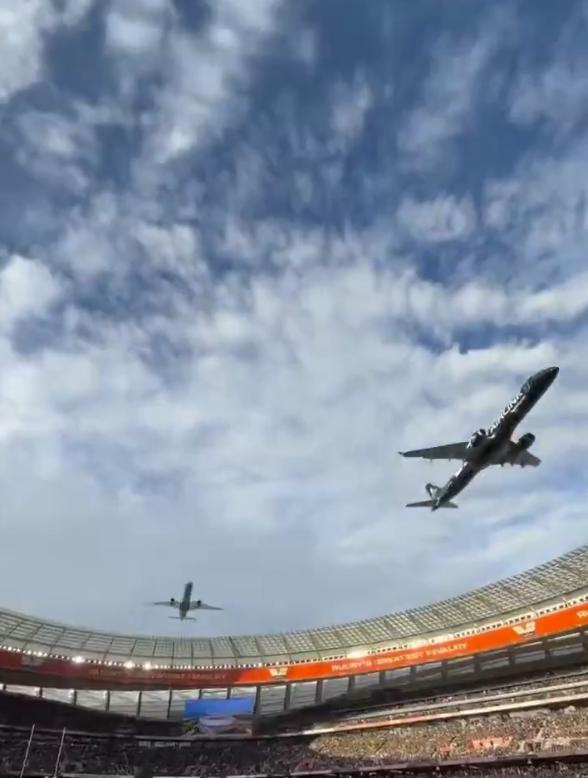 Imagini senzaționale cu două avioane Airlink care trec razant peste stadionul din Cape Town înainte de meciul Springboks 1097435