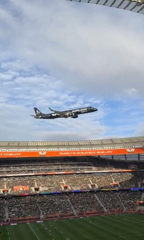 Imagini senzaționale cu două avioane Airlink care trec razant peste stadionul din Cape Town înainte de meciul Springboks 1097437