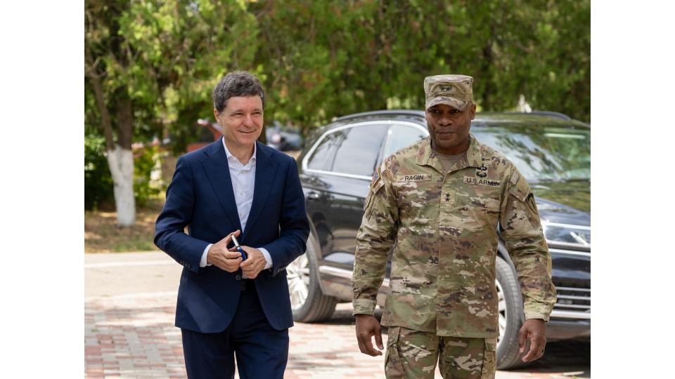 Nicușor Dan s-a întâlnit cu doi congresmeni americani la Baza Kogălniceanu. Președintele a mâncat la popotă, alături de soldați 1097472