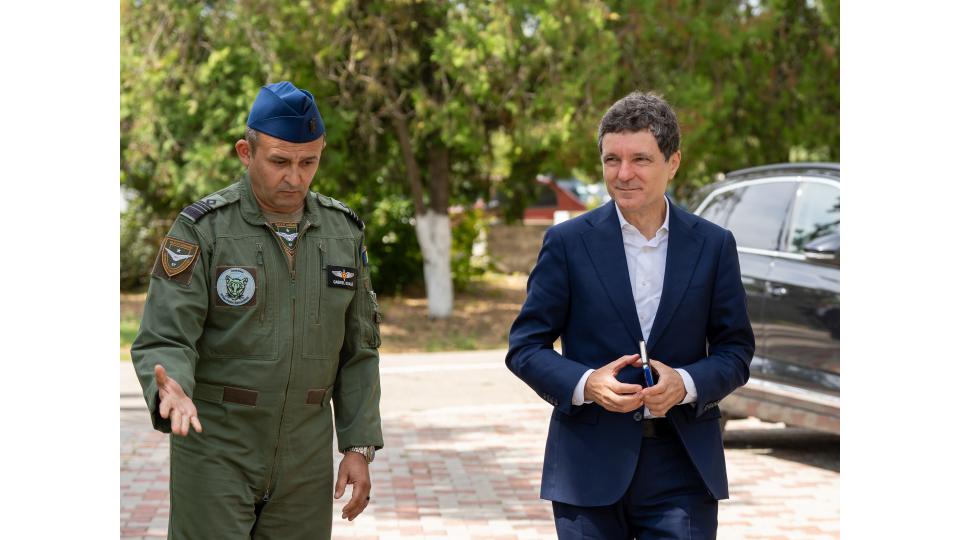 Nicușor Dan s-a întâlnit cu doi congresmeni americani la Baza Kogălniceanu. Președintele a mâncat la popotă, alături de soldați 1097473