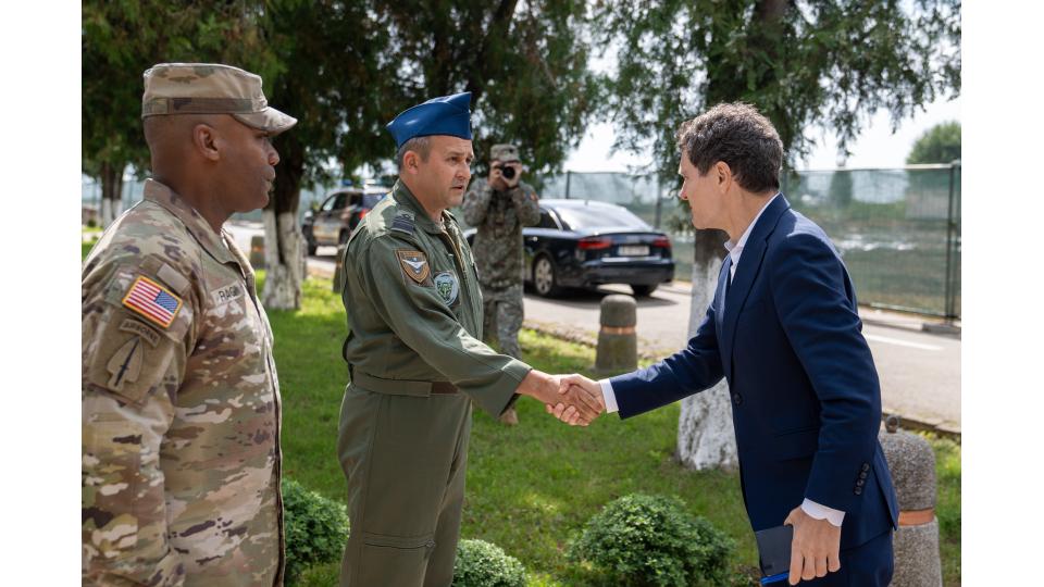 Nicușor Dan s-a întâlnit cu doi congresmeni americani la Baza Kogălniceanu. Președintele a mâncat la popotă, alături de soldați 1097474