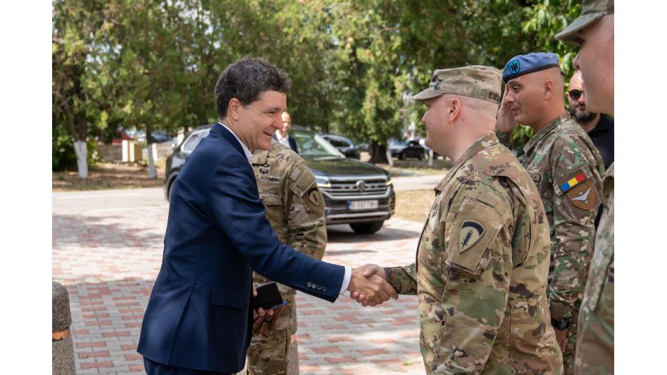 Nicușor Dan s-a întâlnit cu doi congresmeni americani la Baza Kogălniceanu. Președintele a mâncat la popotă, alături de soldați 1097476