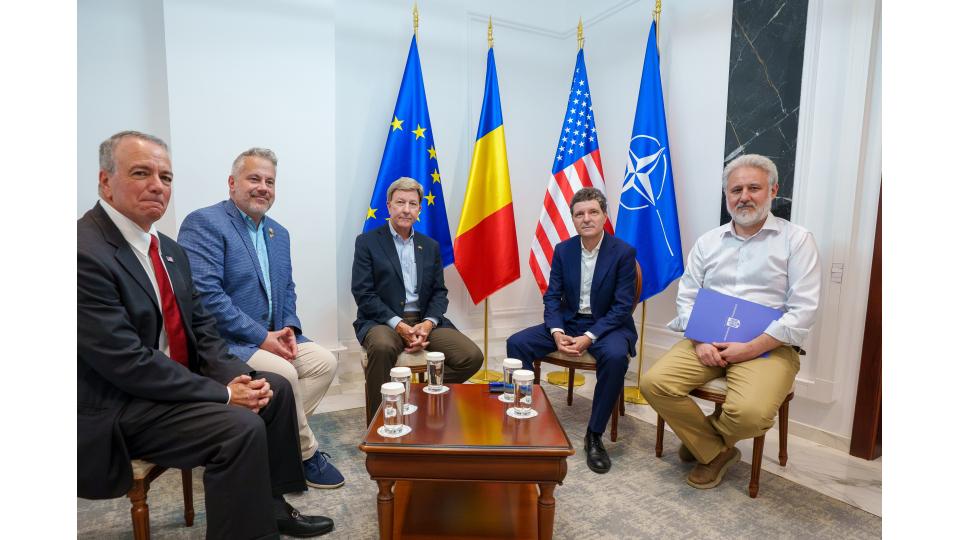 Nicușor Dan s-a întâlnit cu doi congresmeni americani la Baza Kogălniceanu. Președintele a mâncat la popotă, alături de soldați 1097478