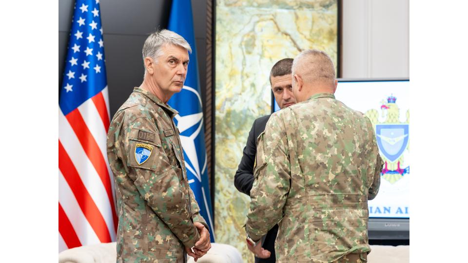 Nicușor Dan s-a întâlnit cu doi congresmeni americani la Baza Kogălniceanu. Președintele a mâncat la popotă, alături de soldați 1097479