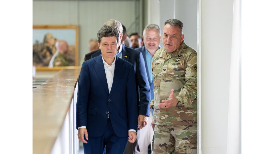Nicușor Dan s-a întâlnit cu doi congresmeni americani la Baza Kogălniceanu. Președintele a mâncat la popotă, alături de soldați 1097480