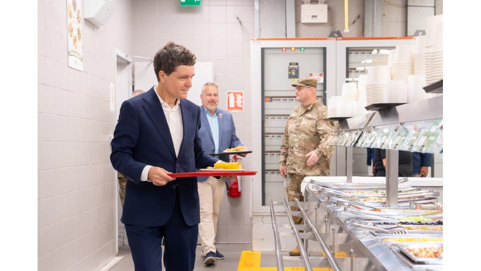 Nicușor Dan s-a întâlnit cu doi congresmeni americani la Baza Kogălniceanu. Președintele a mâncat la popotă, alături de soldați 1097481