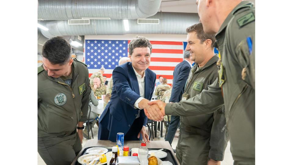 Nicușor Dan s-a întâlnit cu doi congresmeni americani la Baza Kogălniceanu. Președintele a mâncat la popotă, alături de soldați 1097483