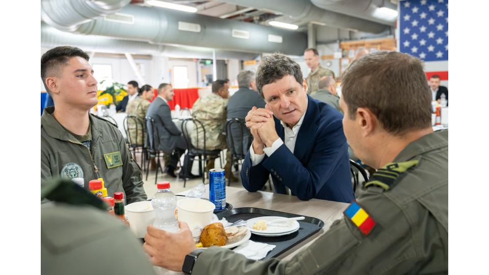 Nicușor Dan s-a întâlnit cu doi congresmeni americani la Baza Kogălniceanu. Președintele a mâncat la popotă, alături de soldați 1097484