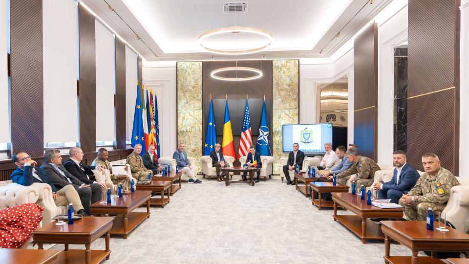 Nicușor Dan s-a întâlnit cu doi congresmeni americani la Baza Kogălniceanu. Președintele a mâncat la popotă, alături de soldați 1097485