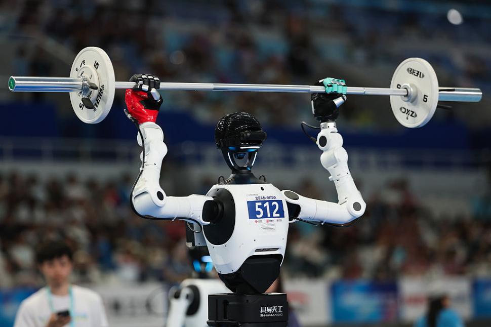 Roboţi mai rapizi decât Usain Bolt, dar care se izbesc de pereţi. Ce a arătat China la Jocurile Roboţilor Umanoizi 1097367