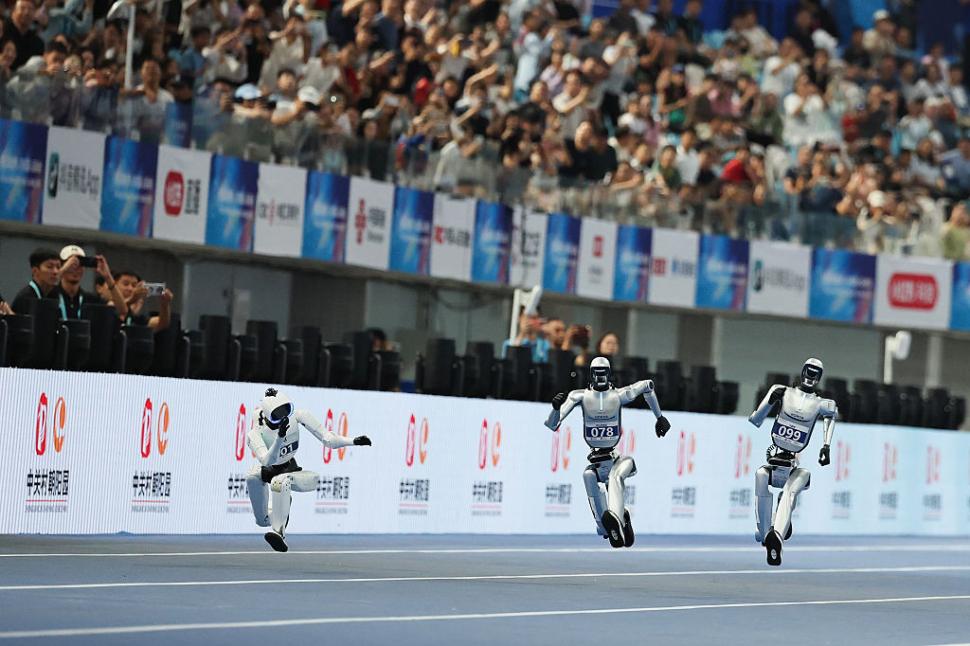 Roboţi mai rapizi decât Usain Bolt, dar care se izbesc de pereţi. Ce a arătat China la Jocurile Roboţilor Umanoizi 1097372