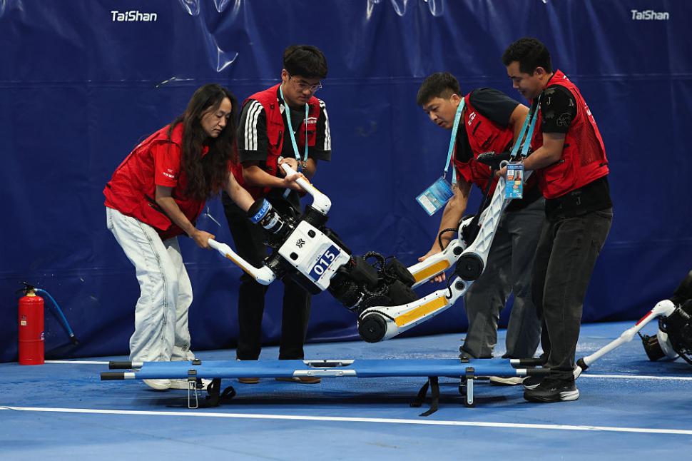 Roboţi mai rapizi decât Usain Bolt, dar care se izbesc de pereţi. Ce a arătat China la Jocurile Roboţilor Umanoizi 1097375