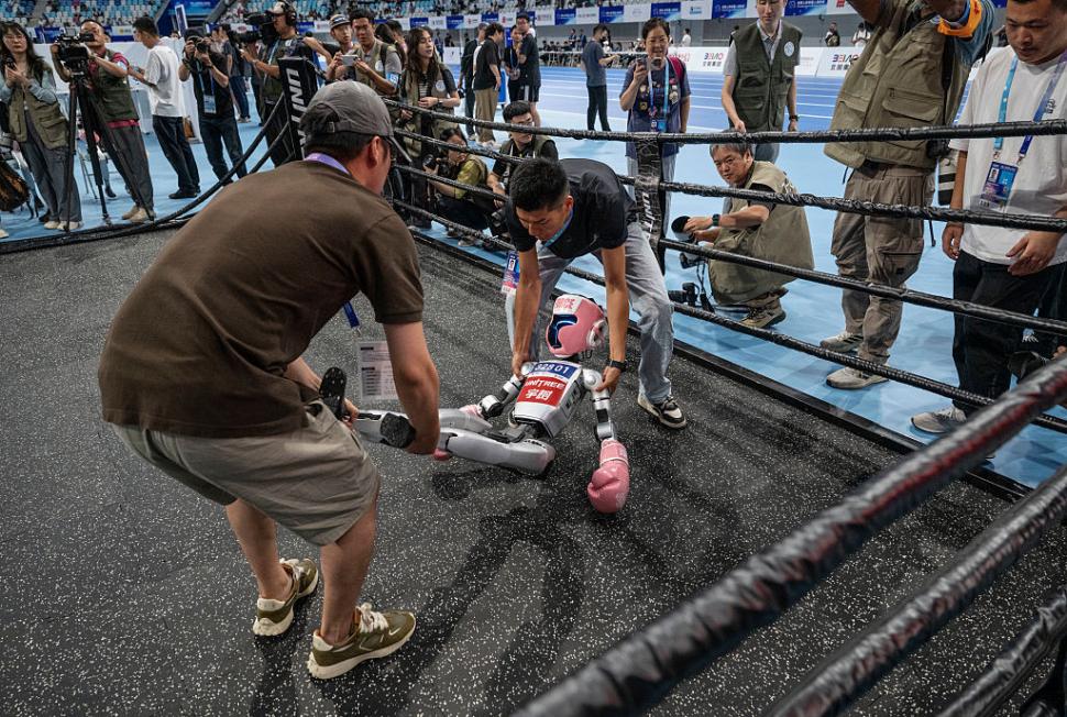 Roboţi mai rapizi decât Usain Bolt, dar care se izbesc de pereţi. Ce a arătat China la Jocurile Roboţilor Umanoizi 1097376
