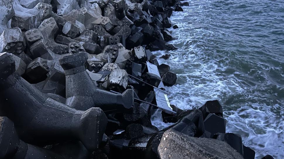 O bucată mare de dronă a fost găsită printre stabilopozi, pe plaja Modern din Constanța 1097414