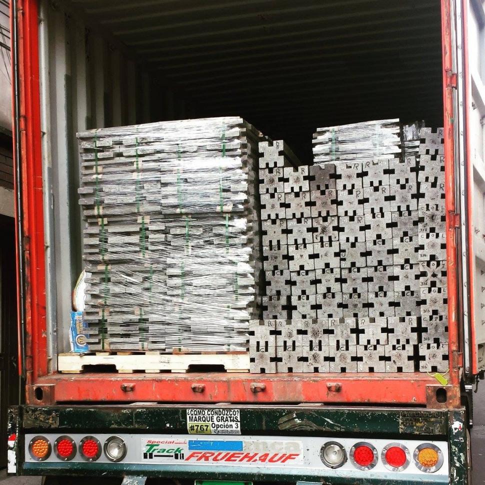 În 2015, un arhitect a creat cărămizi ca niște piese LEGO din plastic reciclat. De atunci, a construit sute de case în timp record 1097747