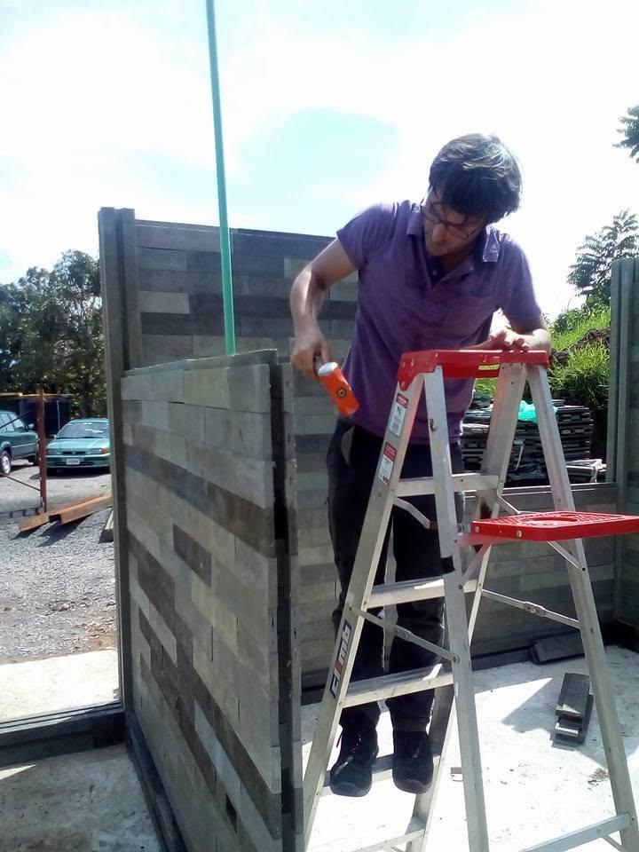 În 2015, un arhitect a creat cărămizi ca niște piese LEGO din plastic reciclat. De atunci, a construit sute de case în timp record 1097748