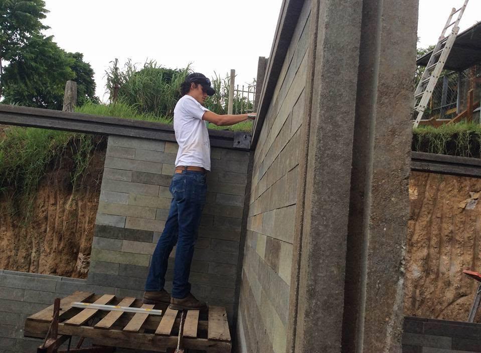 În 2015, un arhitect a creat cărămizi ca niște piese LEGO din plastic reciclat. De atunci, a construit sute de case în timp record 1097755