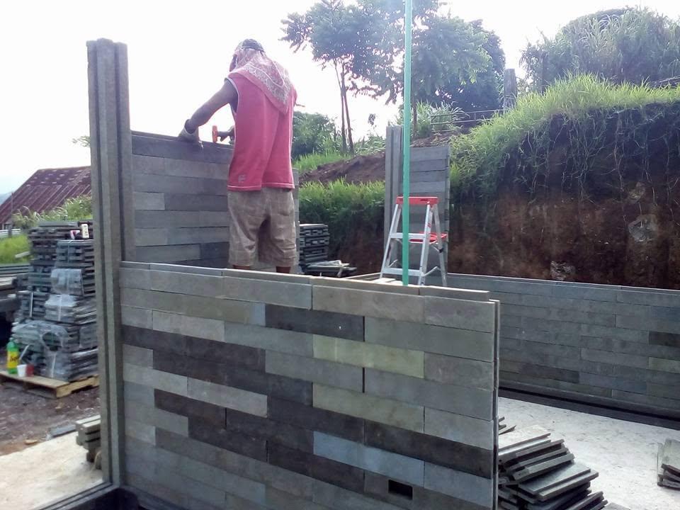 În 2015, un arhitect a creat cărămizi ca niște piese LEGO din plastic reciclat. De atunci, a construit sute de case în timp record 1097758