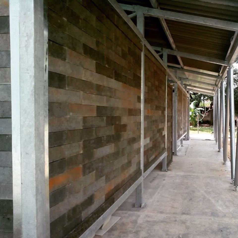 În 2015, un arhitect a creat cărămizi ca niște piese LEGO din plastic reciclat. De atunci, a construit sute de case în timp record 1097765