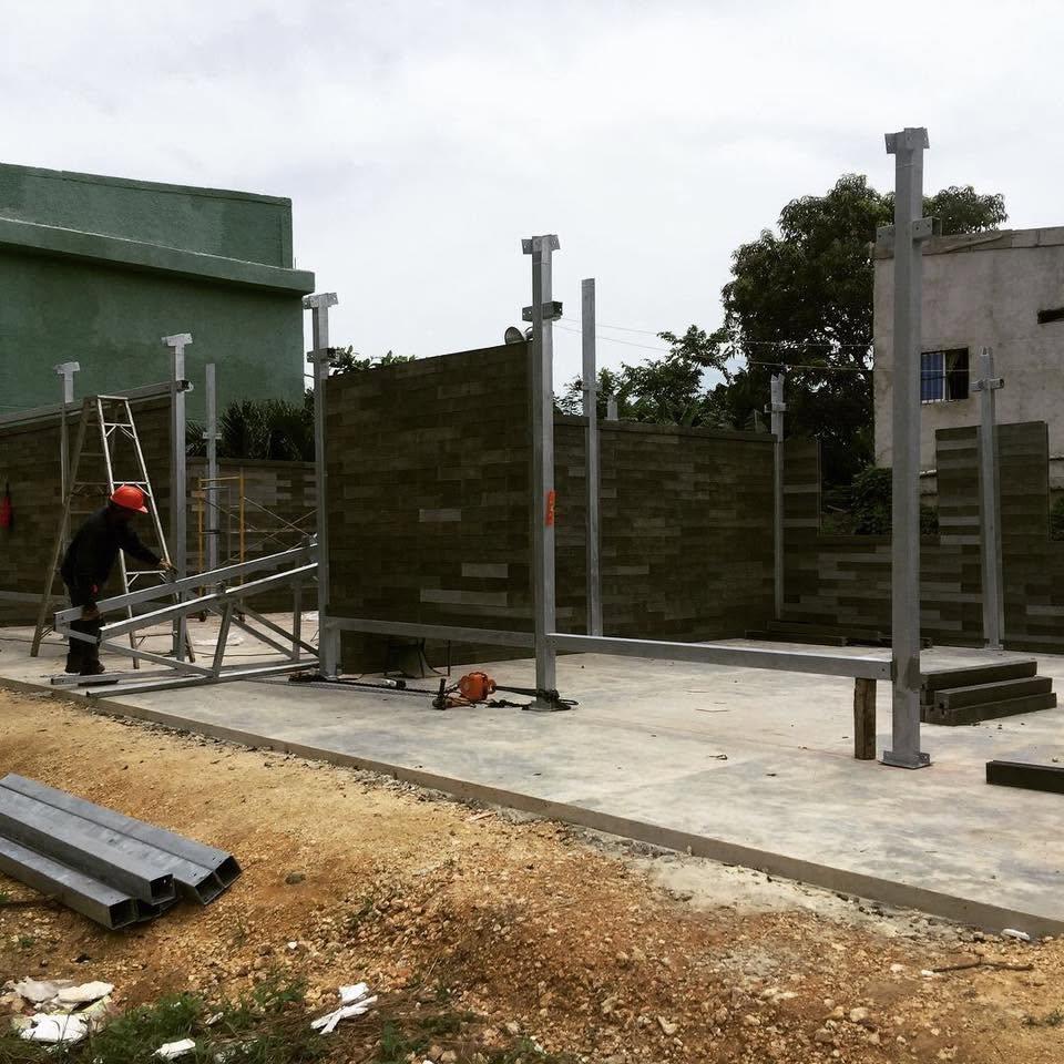 În 2015, un arhitect a creat cărămizi ca niște piese LEGO din plastic reciclat. De atunci, a construit sute de case în timp record 1097769