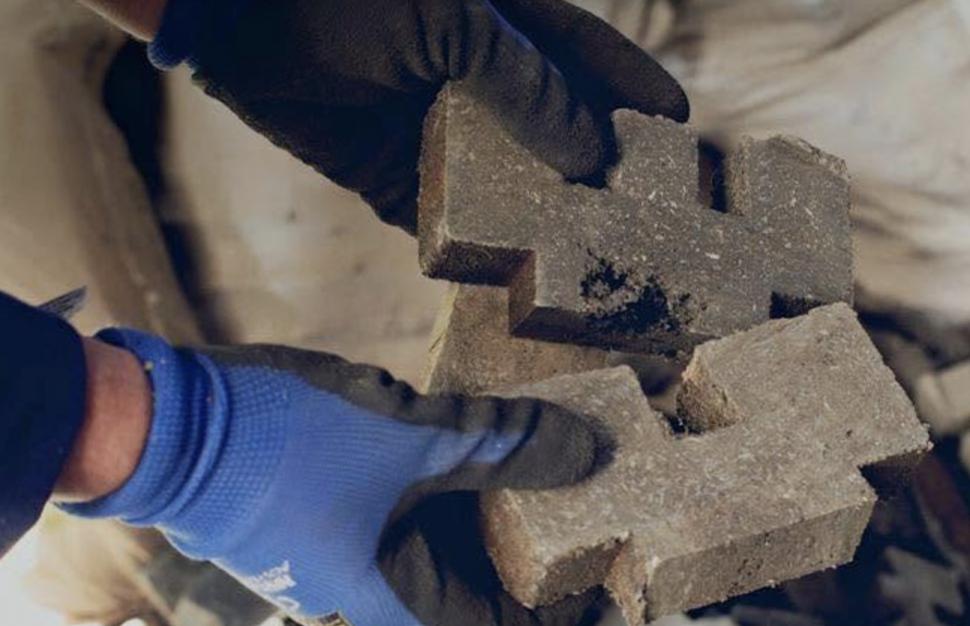 În 2015, un arhitect a creat cărămizi ca niște piese LEGO din plastic reciclat. De atunci, a construit sute de case în timp record 1097773
