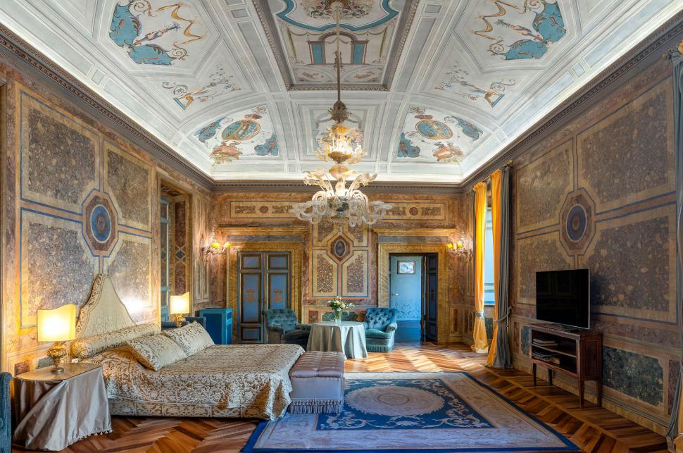 O prințesă italiană își închiriază acum palatul, iar turiștii sunt fascinați de experiență. Cât costă o noapte la Ruspoli Bonaparte 1097645