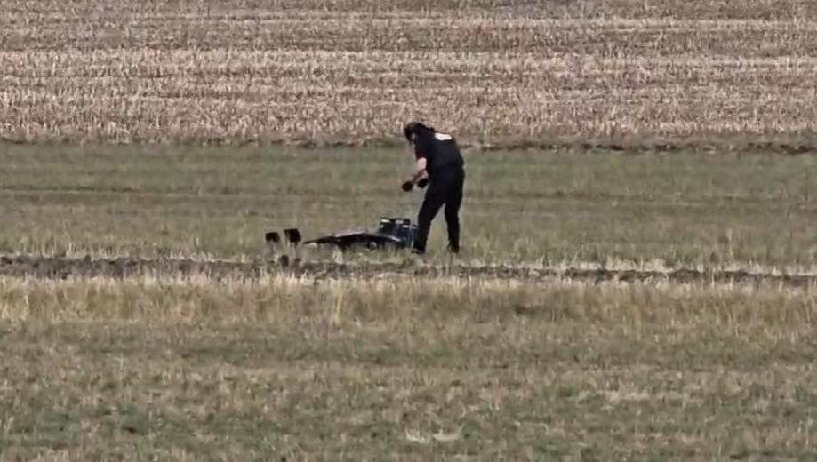 O dronă a fost găsită pe un câmp din comuna Viișoara, în Vaslui. Surse: Are încărcătură explozibilă și ar fi rusească 1098075