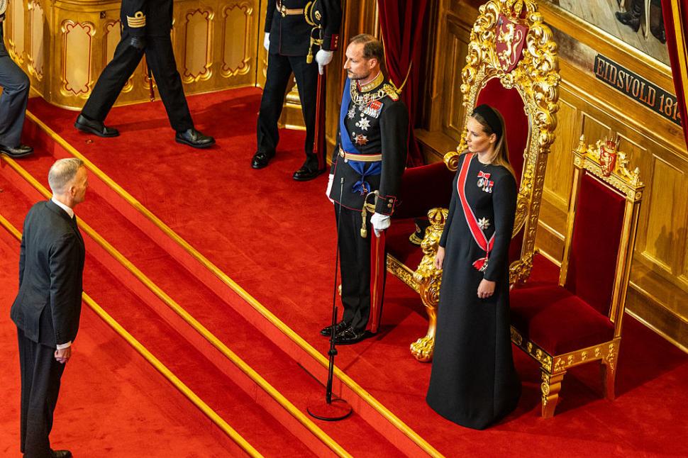 Noul rege al Norvegiei, Haakon, a depus jurământul în absența reginei Mette-Marit. Lângă tron a avut-o pe fiica lui, prințesa Ingrid 1098171