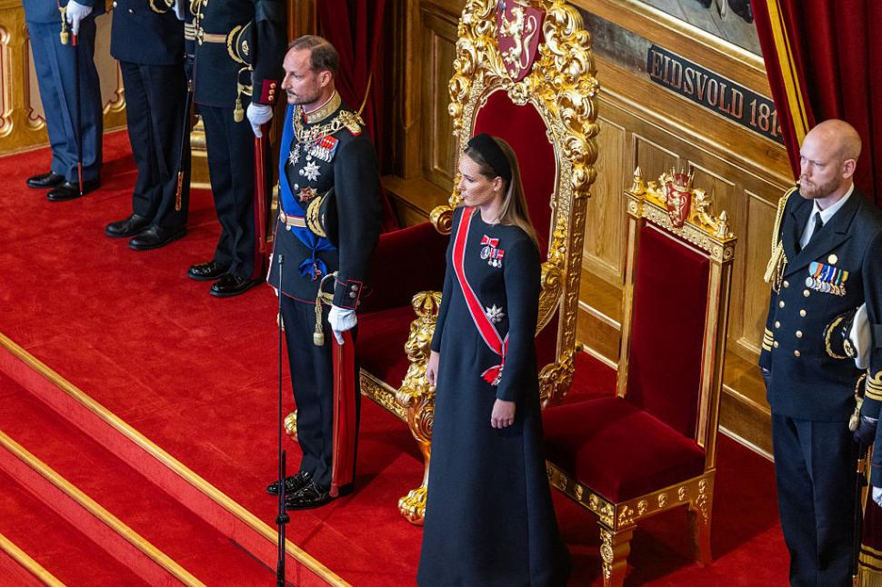 Noul rege al Norvegiei, Haakon, a depus jurământul în absența reginei Mette-Marit. Lângă tron a avut-o pe fiica lui, prințesa Ingrid 1098172
