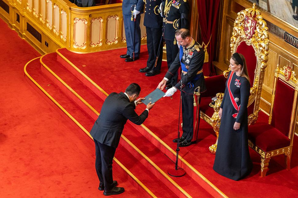 Noul rege al Norvegiei, Haakon, a depus jurământul în absența reginei Mette-Marit. Lângă tron a avut-o pe fiica lui, prințesa Ingrid 1098174