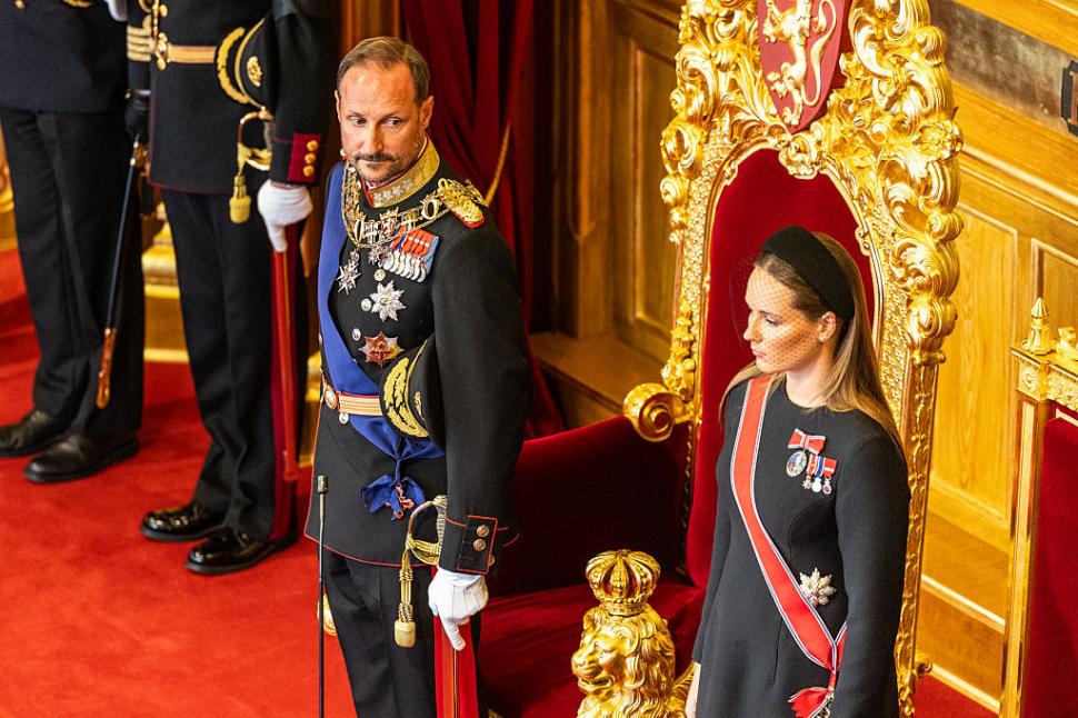 Noul rege al Norvegiei, Haakon, a depus jurământul în absența reginei Mette-Marit. Lângă tron a avut-o pe fiica lui, prințesa Ingrid 1098176