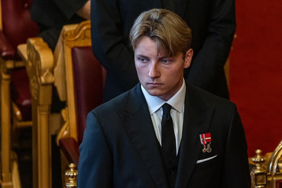 Noul rege al Norvegiei, Haakon, a depus jurământul în absența reginei Mette-Marit. Lângă tron a avut-o pe fiica lui, prințesa Ingrid 1098177