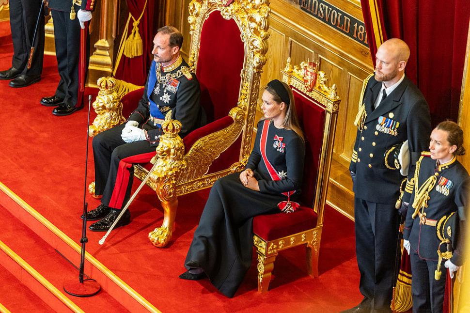 Noul rege al Norvegiei, Haakon, a depus jurământul în absența reginei Mette-Marit. Lângă tron a avut-o pe fiica lui, prințesa Ingrid 1098179