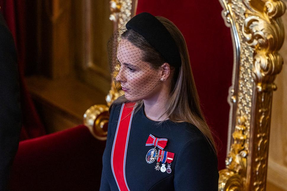 Noul rege al Norvegiei, Haakon, a depus jurământul în absența reginei Mette-Marit. Lângă tron a avut-o pe fiica lui, prințesa Ingrid 1098180