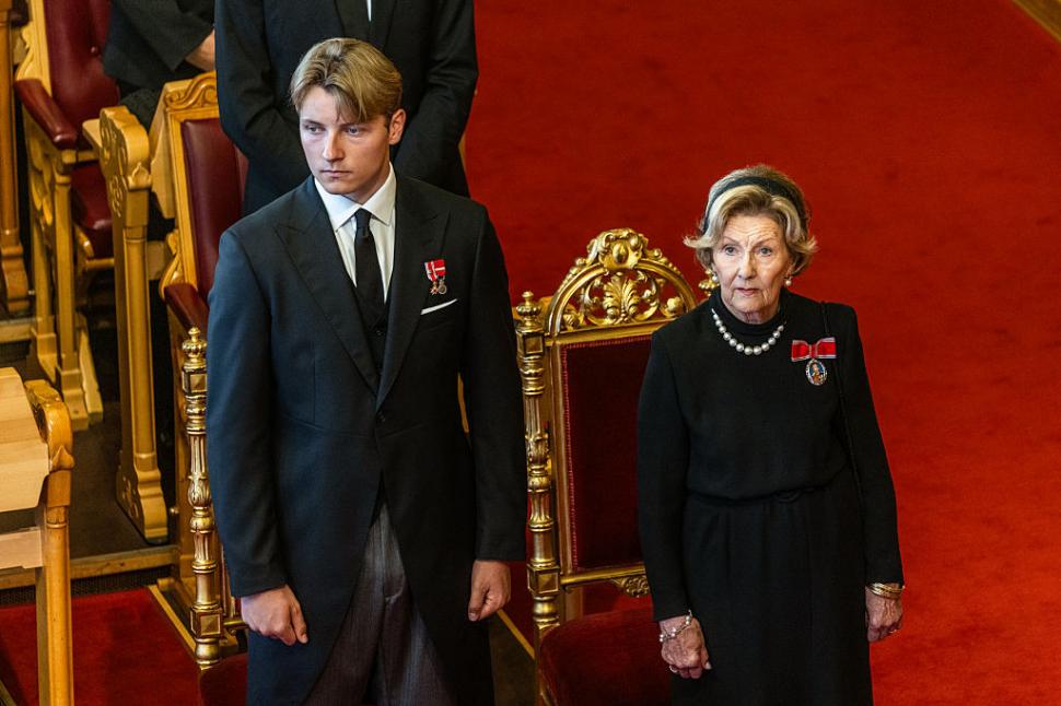 Noul rege al Norvegiei, Haakon, a depus jurământul în absența reginei Mette-Marit. Lângă tron a avut-o pe fiica lui, prințesa Ingrid 1098181