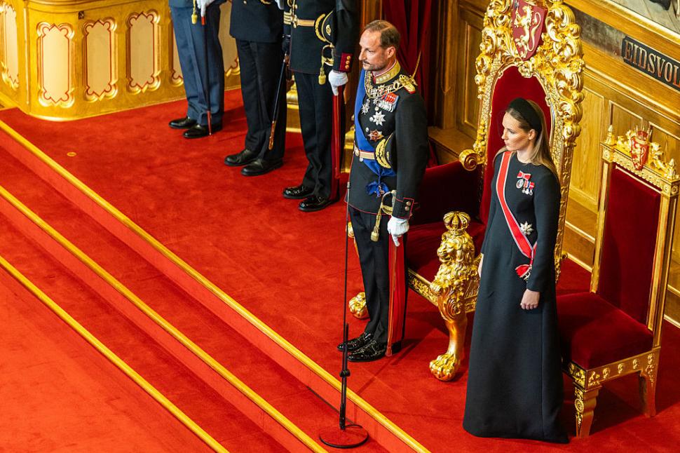 Noul rege al Norvegiei, Haakon, a depus jurământul în absența reginei Mette-Marit. Lângă tron a avut-o pe fiica lui, prințesa Ingrid 1098182